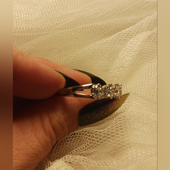 Brilliant-Cut White Sapphires in a Sterling Silver Ring - Picture 4 of 5